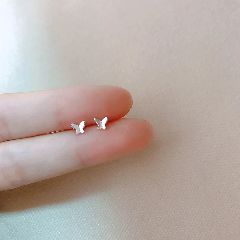 Silberfarbene, einfache kleine Schmetterlings-Ohrstecker für Damen, 925er Silbernadeln, hypoallergen, für den täglichen Gebrauch, Ohrpiercing-Schmuck