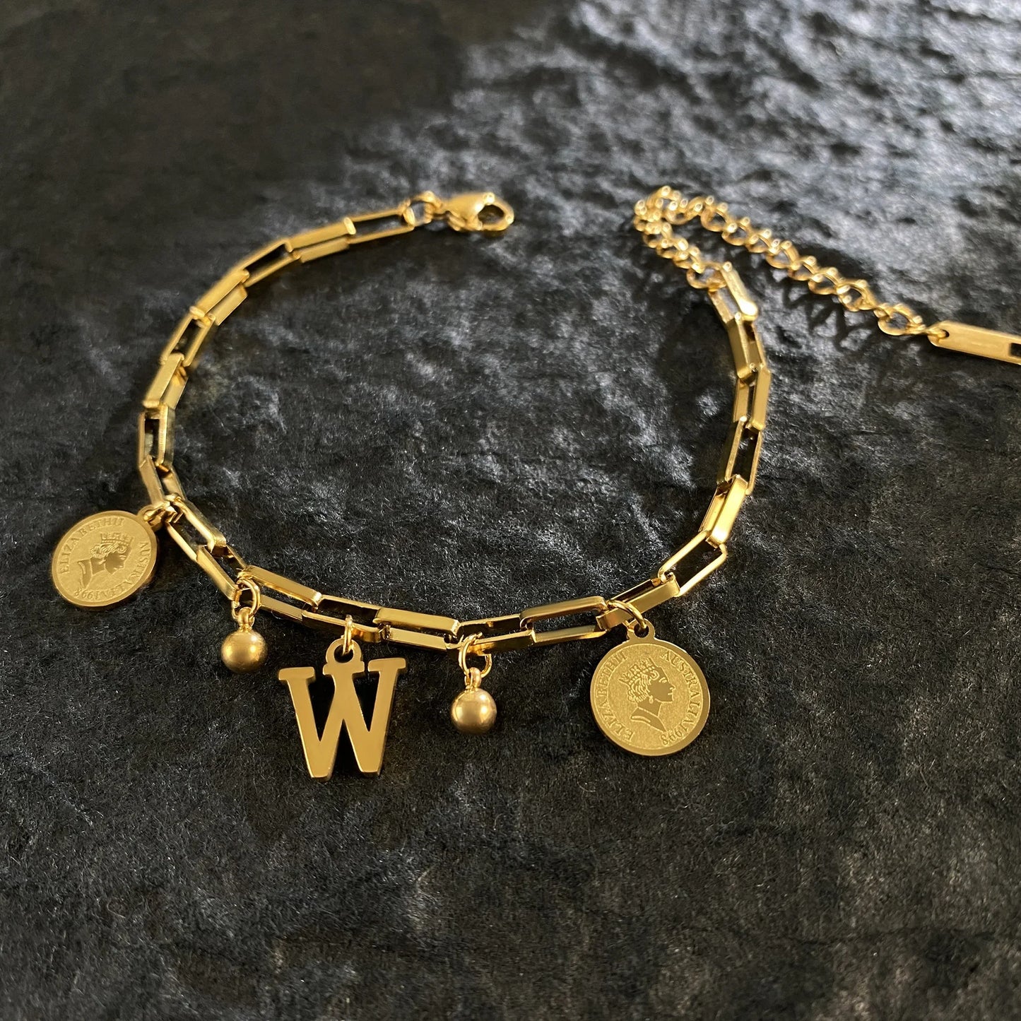 Queen Coin Letter 18K vergoldetes Edelstahlarmband für Frauen, kleiner Glockenanhänger, verstellbares Armband, klassischer Schmuck, Geschenk
