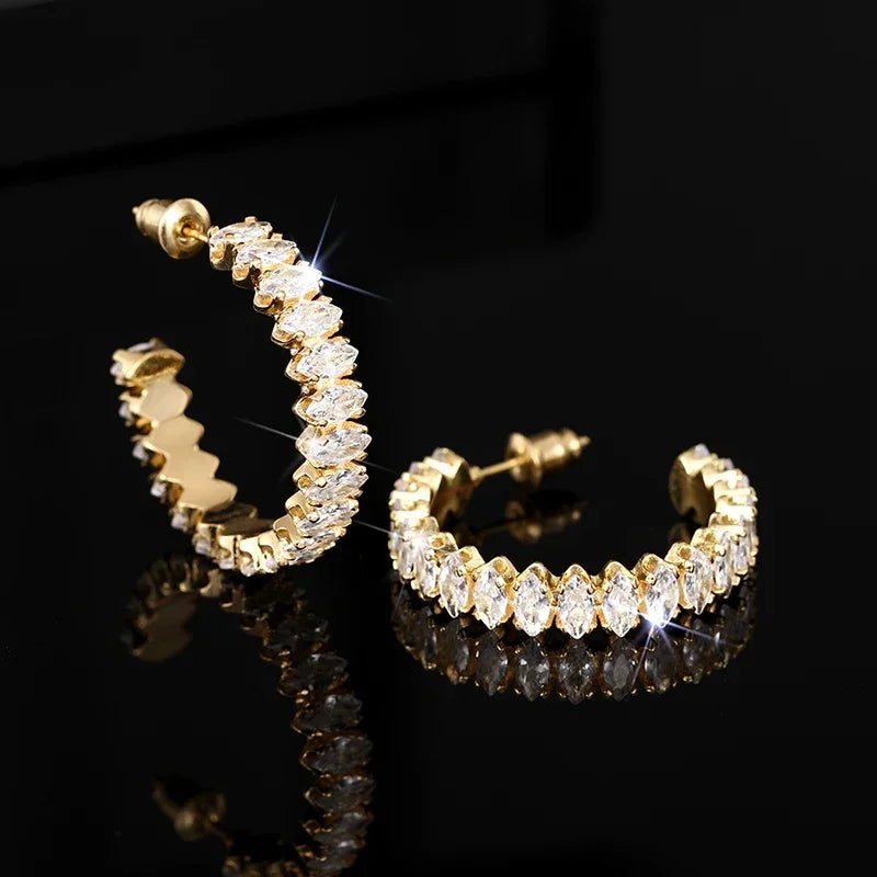 Huitan Funkelnde Creolen mit kubischem Zirkonia für Damen, brillanter, charmanter, attraktiver Verlobungsschmuck, zarte Accessoires