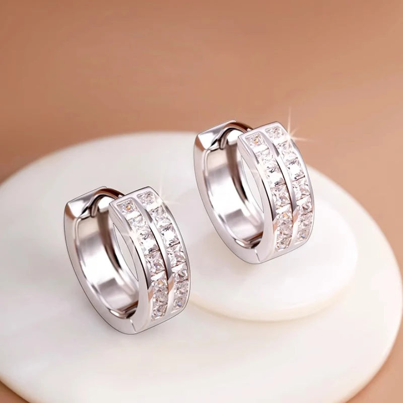 Huitan Silberfarbene, brillante Zirkonia-Creolen für Damen, anmutige Accessoires für den täglichen Gebrauch, weiblicher Modeschmuck, Geschenke