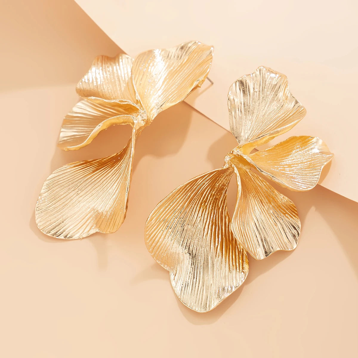 KunJoe Elegante Ginkgo Blätter Halbe Blume Ohrstecker für Frauen Design Sinn Gold Farbe Blütenblätter Piercing Ohrringe Damen Schmuck