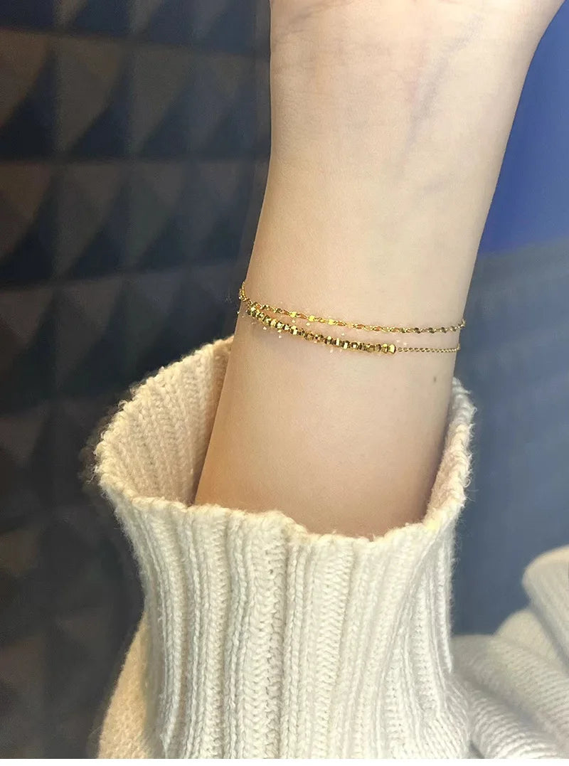 Armband aus 18-karätigem Gold für Damen, doppellagiges mehrlagiges Armband für Damen-Sommerdesign mit Sinn für Details. Fragmentiertes Gold Sp