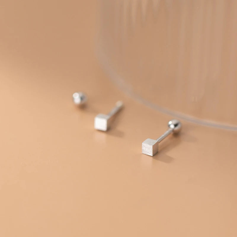 WANTME Ohrstecker aus 925er-Sterlingsilber, schlicht, geometrisch, matt, quadratisch, mit Schraubperlen, für Damen, modisch, Ohrknochen-Piercing-Schmuck