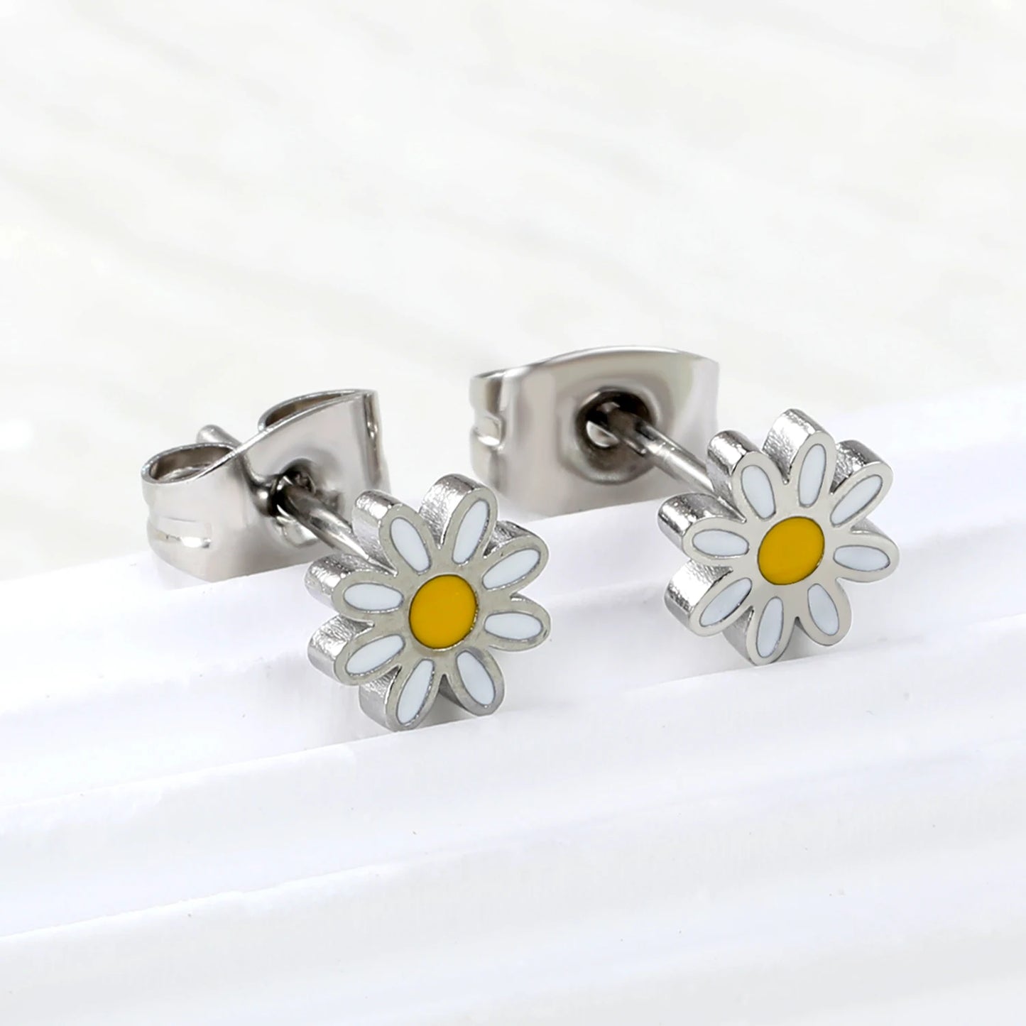 LUXUKISSKIDS Ohrstecker aus chirurgischem Stahl für Mädchen/Frauen, Erdbeere, Regenbogen, niedliches romantisches Piercing, winziger Schmuck mit hypoallergenkeit