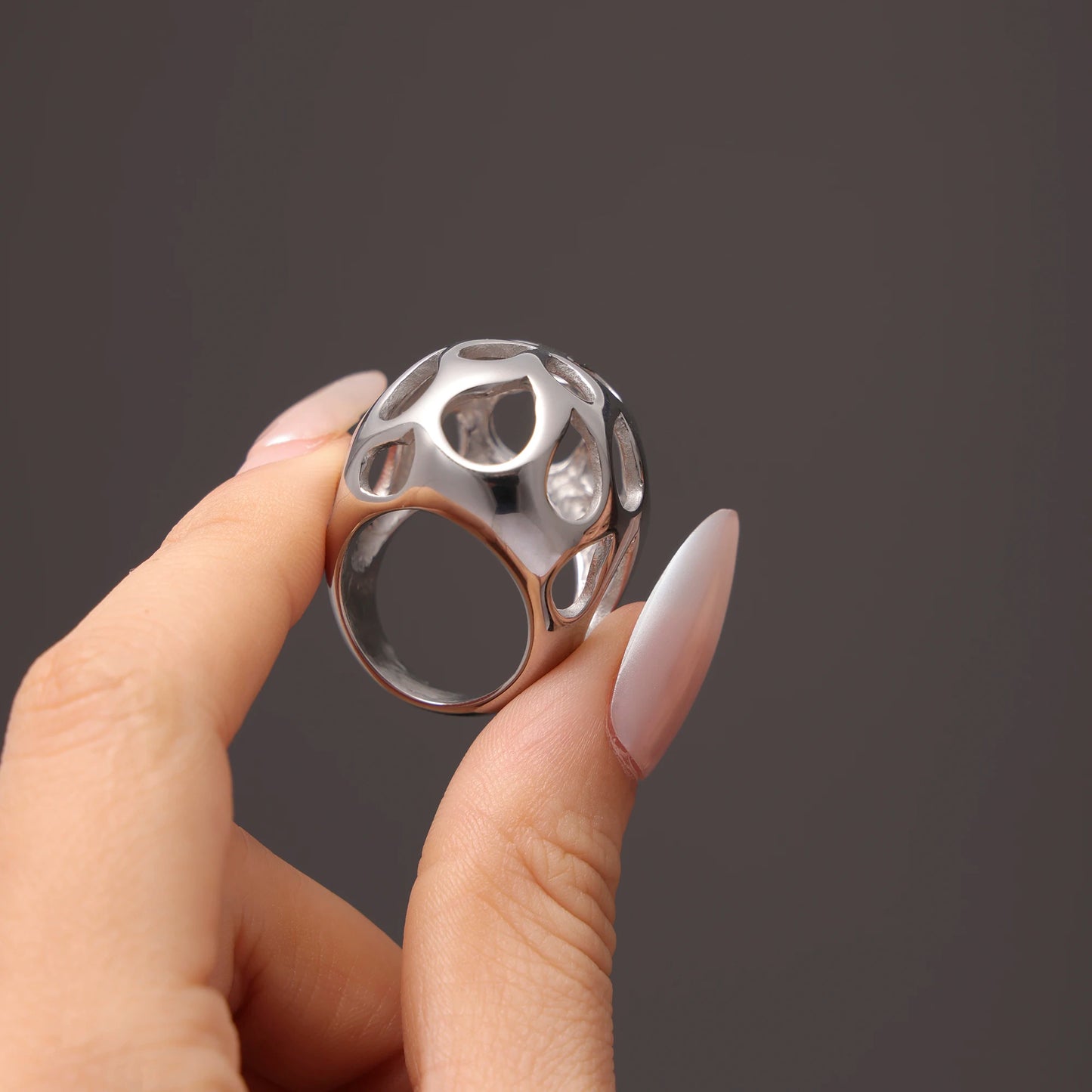 Einzigartiger ausgehöhlter Kugelring für Frauen, 18 Karat vergoldet, Übertreibung, Damen-Fingerringe aus Edelstahl, ästhetischer Damenschmuck