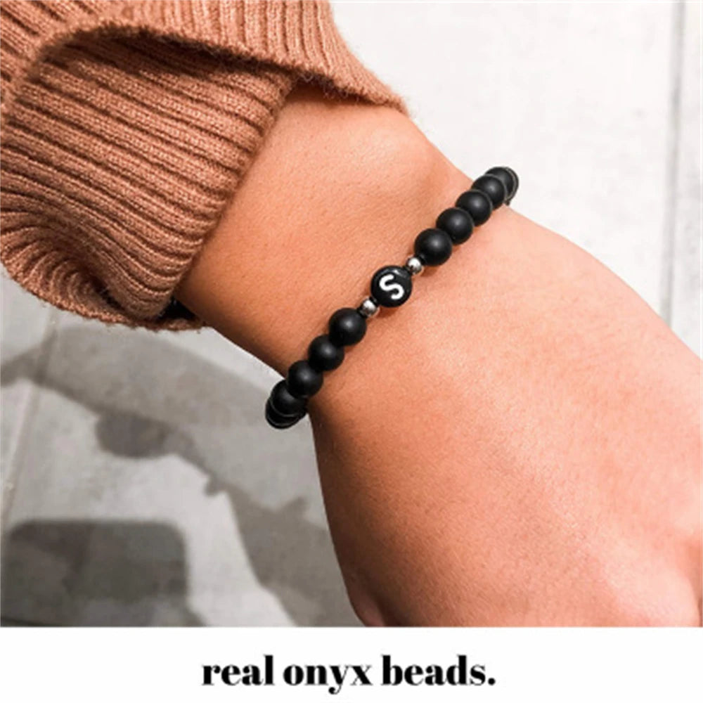 6 mm 26 Buchstaben-Armband, Unisex, schwarzer mattierter Stein, Perlen-Armreif, handgefertigt, DIY-Armband für Frauen, Männer, Paare, Freundschaftsgeschenke