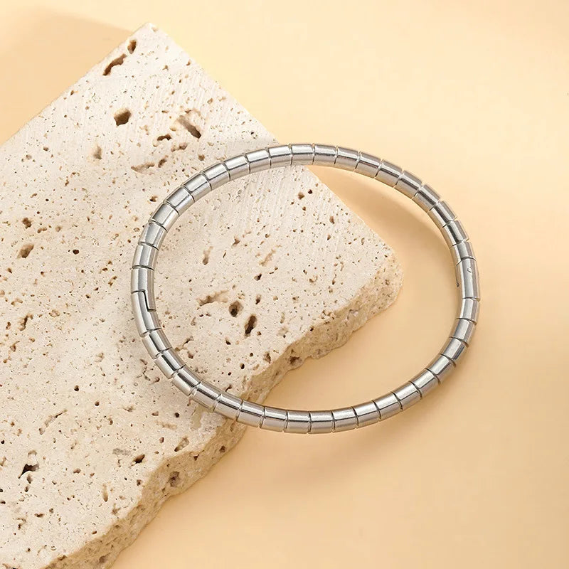 ZAKOL Wasserdichtes Edelstahl-Manschettenarmband, Armreifen für Damen, glattes Metall, zu öffnende Armbänder, Schmuck, Geschenk