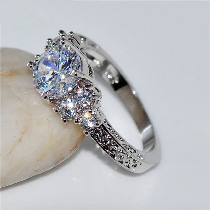 Exquisite Mode Silber Farbe Verlobungsringe für Frauen Mode Weiß Zirkon Steine Ring Jahrestag Braut Hochzeit Schmuck