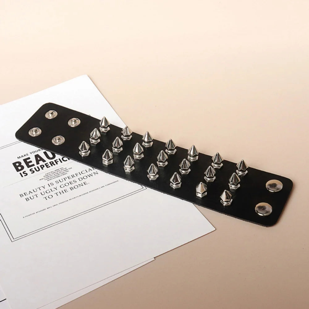 Punk breites Lederarmband, personalisiertes Motorradzubehör, neue Modeaccessoires, dreireihige spitze Nägel, übertrieben
