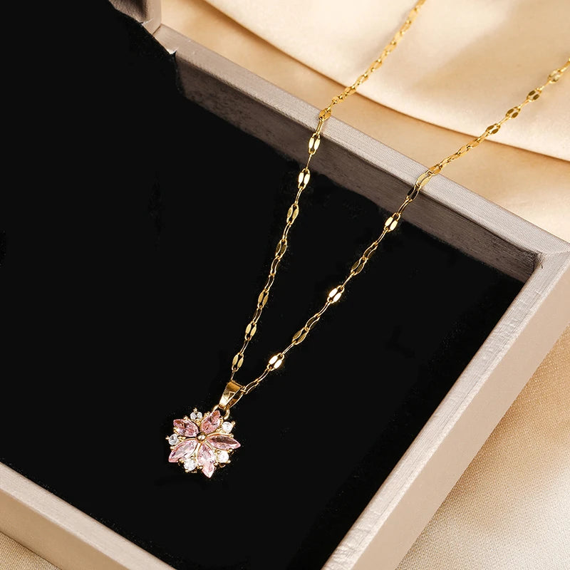 Neue Nette Romantische Rosa Sakura Anhänger Edelstahl Halsketten Für Frauen Koreanische Mode Weibliche Sexy Schlüsselbein Kette Schmuck Geschenk