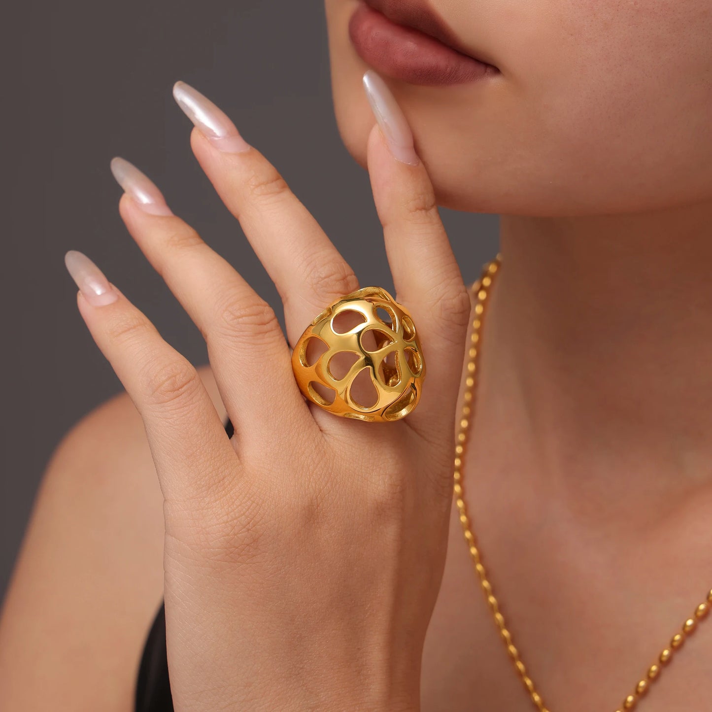 Einzigartiger ausgehöhlter Kugelring für Frauen, 18 Karat vergoldet, Übertreibung, Damen-Fingerringe aus Edelstahl, ästhetischer Damenschmuck