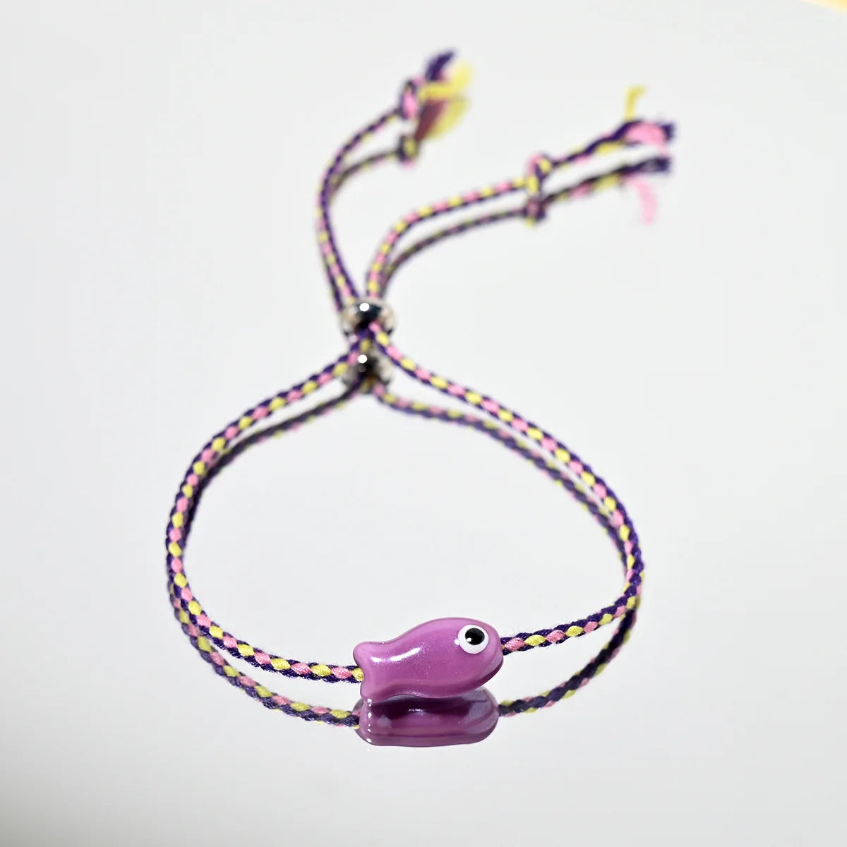 Böhmisches Keramik-Armband mit kleinem Fisch – mehrfarbiger Zugschnur, verstellbar, trendige Knöchel-/Handgelenkkette, süßer Damen-Festival-Schmuck