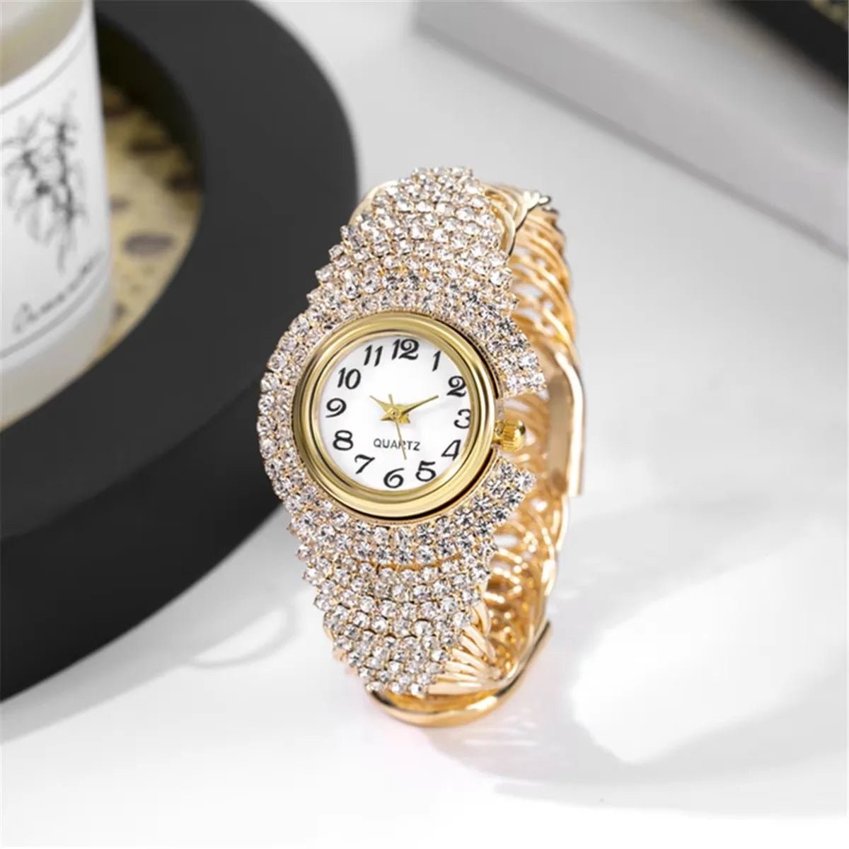 Eine koreanische Version der modischen und vielseitigen Damen-Armbanduhr mit leichten Luxus-Diamant-Intarsien und Quarz
