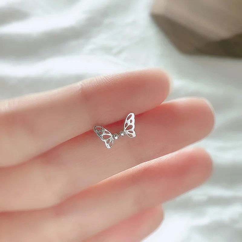 Silberfarbene, einfache kleine Schmetterlings-Ohrstecker für Damen, 925er Silbernadeln, hypoallergen, für den täglichen Gebrauch, Ohrpiercing-Schmuck
