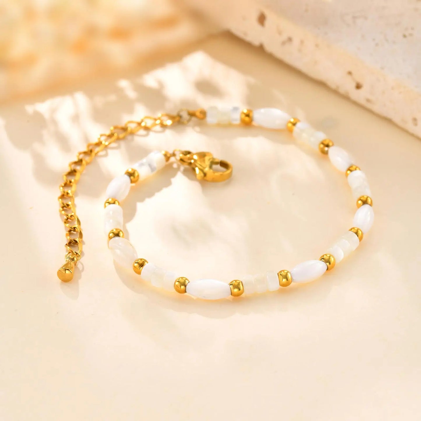 Weißes Muschelperlen-Armband für Damen, goldfarbene Edelstahlarmbänder, wasserdichtes Charm-Schmuckgeschenk