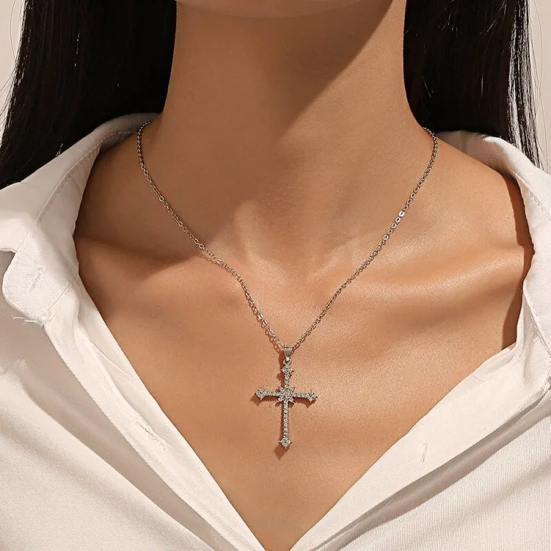 1 stücke Nachahmung Weiß Gold-farbe Halskette Damen Kalten Wind Voller Diamanten Stern Mango Glänzende Kreuz Anhänger schmuck