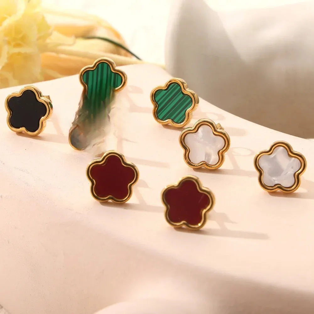 Rustikales frisches Titan-Stahl-Blumen-Accessoires-Armband, weiße Muschel, Acryl-Ohrringe, einfaches Halsketten-Set, Schmuck-Ensemble
