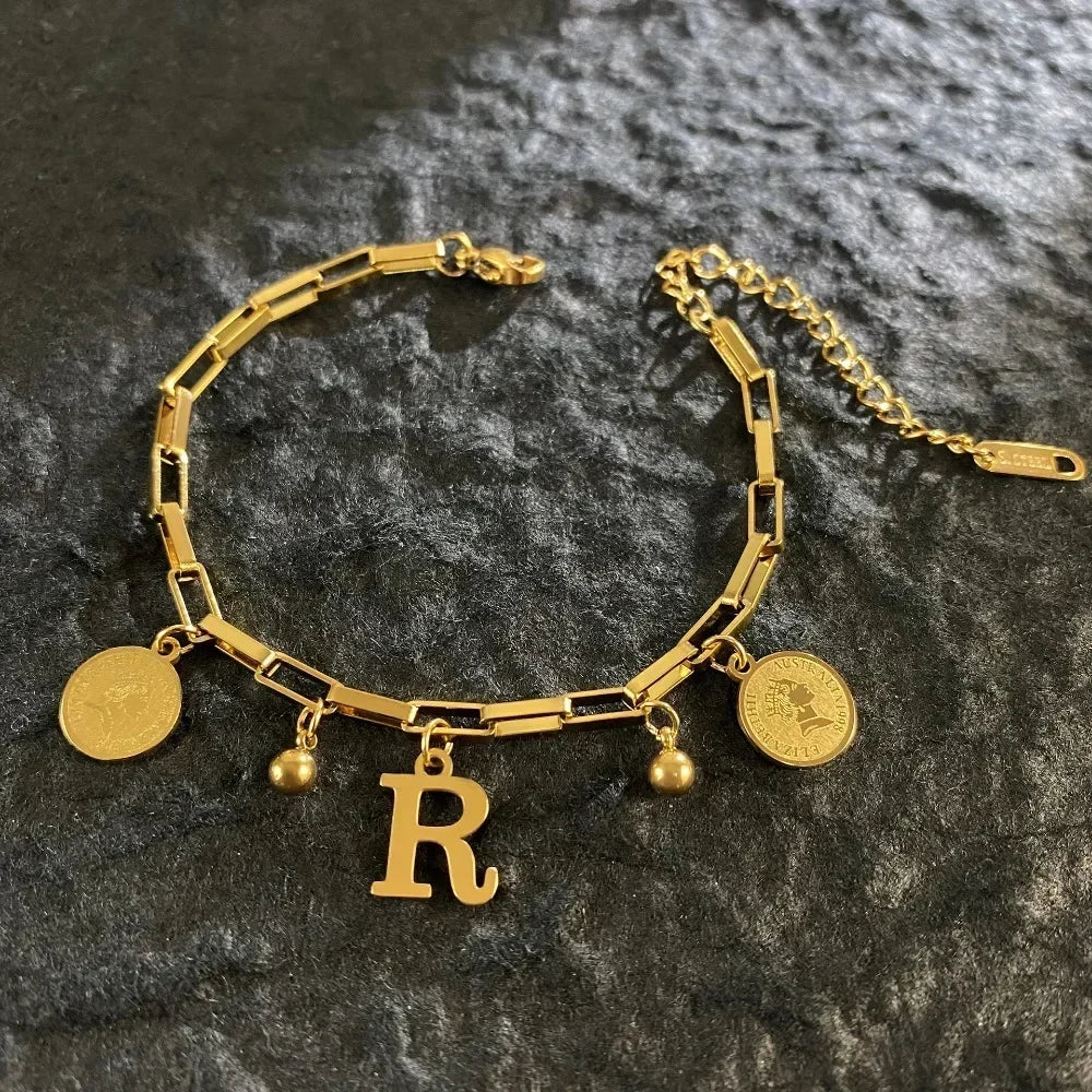 Queen Coin Letter 18K vergoldetes Edelstahlarmband für Frauen, kleiner Glockenanhänger, verstellbares Armband, klassischer Schmuck, Geschenk