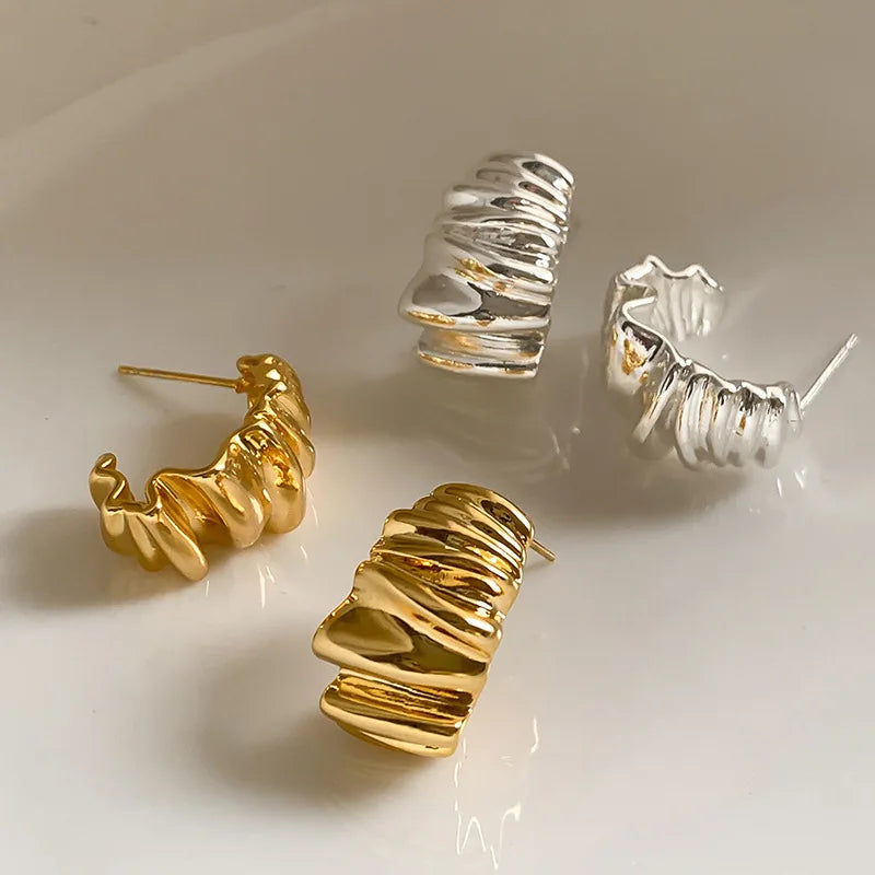 FTCY Unregelmäßige Wellenförmige Plissee Ohrstecker Für Frauen Retro Trendy Wasser Welligkeit Muster Glänzende Geometrische Metall Ohrringe