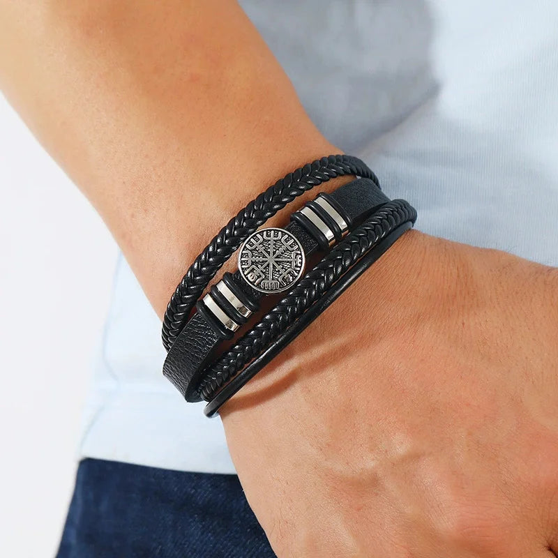 Mehrschichtiges, von Wikinger inspiriertes Lederarmband für Herren. Trendiges, schwarz/rotes, modisches geflochtenes Armband für soziale Anlässe