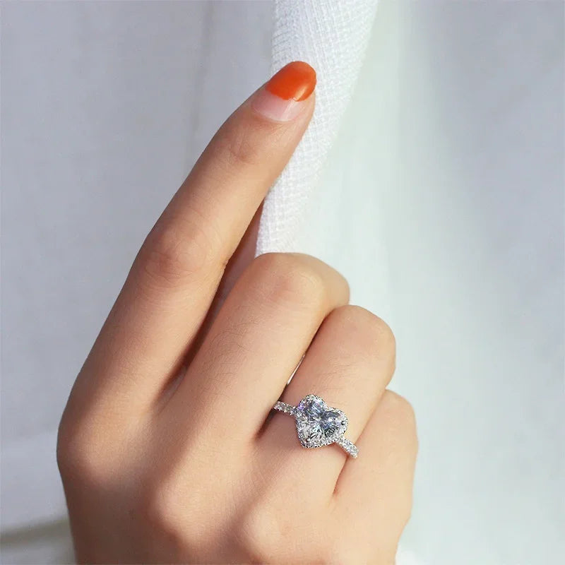 Luxus Silber Farbe Herz Ring für Frauen Exquisite Mode Metall Intarsien Weiß Zirkon Steine Ehering Verlobung Schmuck