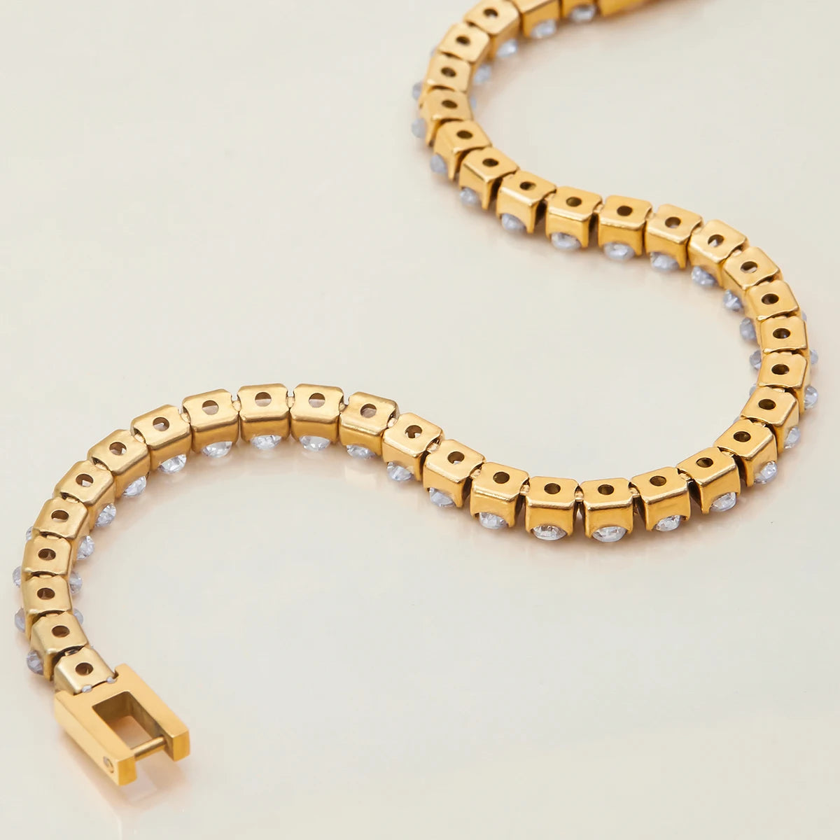 Zora Damen-Modetrend, 18 Karat vergoldetes Edelstahl-Zirkon-Tenniskettenarmband, geeignet für den täglichen Party-Urlaub usw.