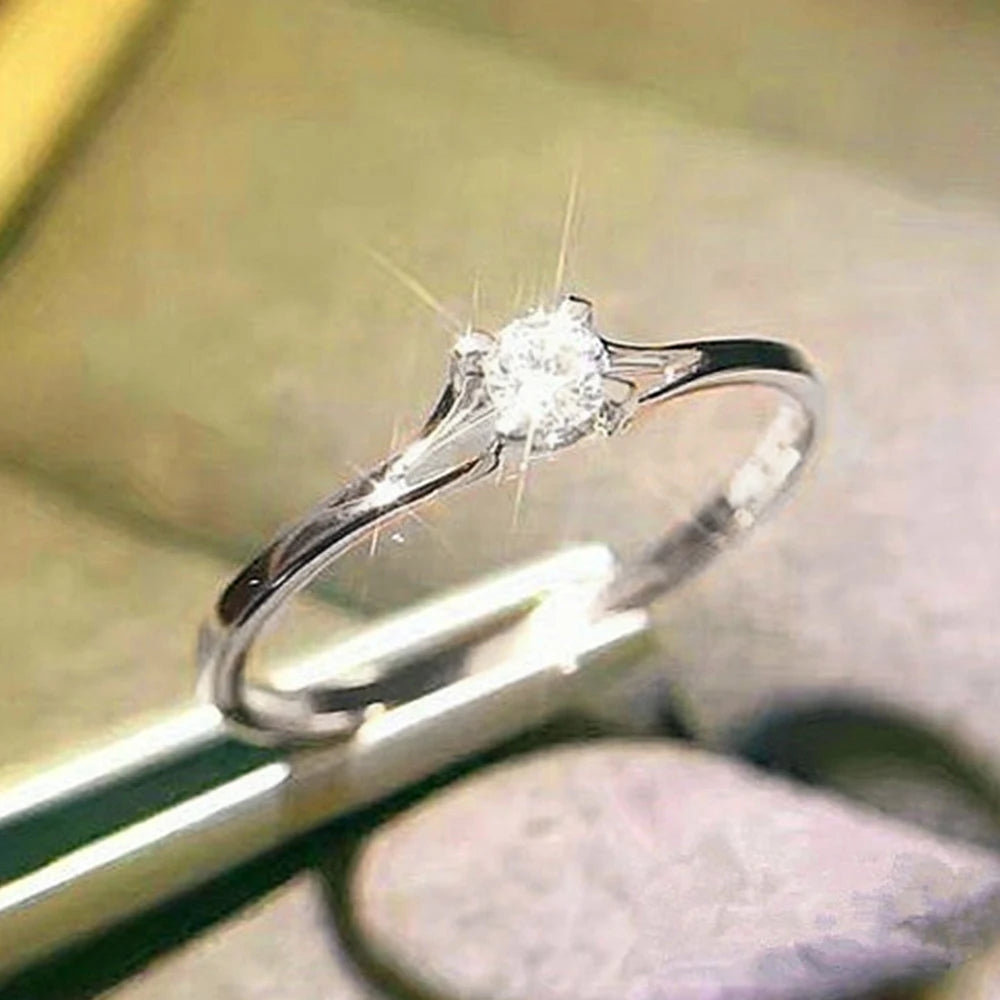 Huitan Minimalistische Damen-Eheringe mit 4 mm Zirkonia, schlicht, elegant, weibliches Finger-Zubehör, Verlobungsringe, Schmuck