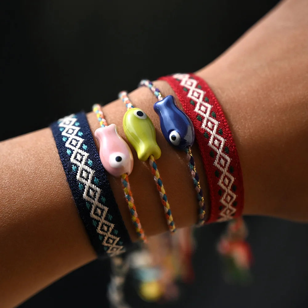 Böhmisches Keramik-Armband mit kleinem Fisch – mehrfarbiger Zugschnur, verstellbar, trendige Knöchel-/Handgelenkkette, süßer Damen-Festival-Schmuck