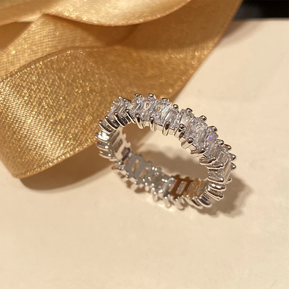 Klassische Baguette-Zirkonia-Verlobungsringe für Damen, luxuriöser, 18 Karat vergoldeter Hochzeitsschmuck