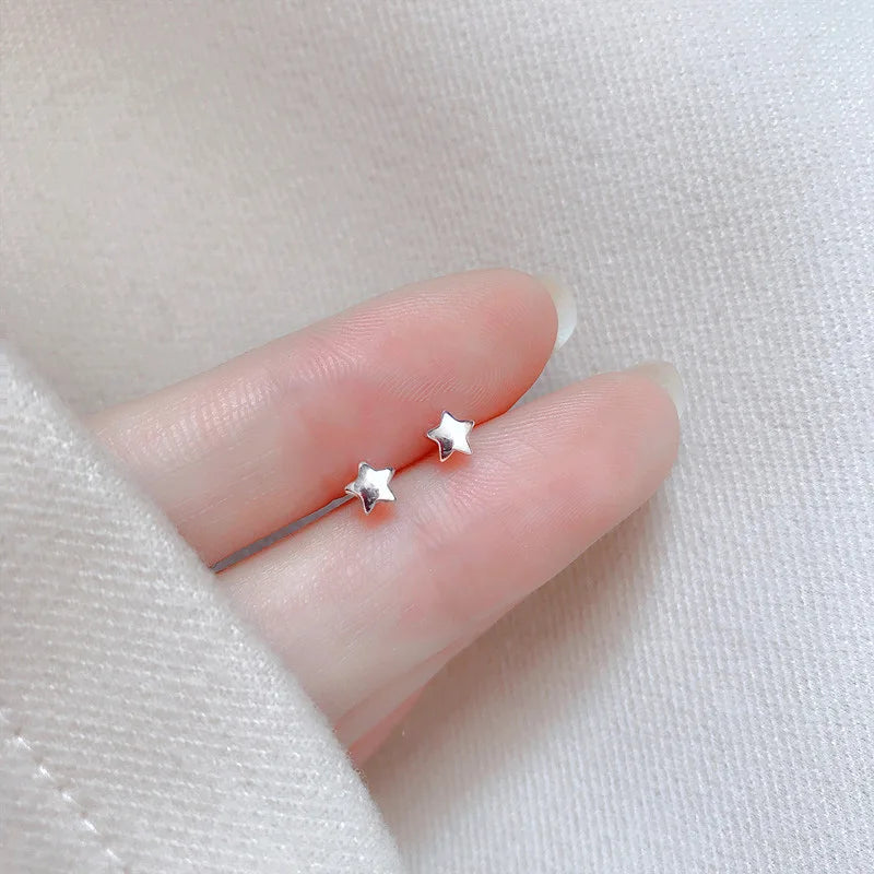 Silberfarbene, einfache kleine Schmetterlings-Ohrstecker für Damen, 925er Silbernadeln, hypoallergen, für den täglichen Gebrauch, Ohrpiercing-Schmuck