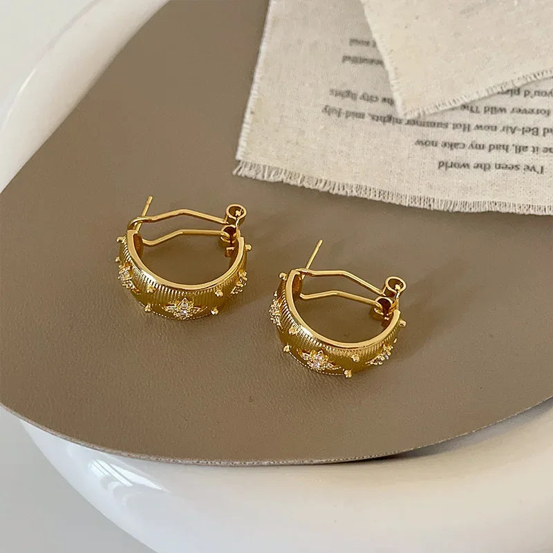 Luxuriöse Zirkonia Stern Flamme Ohrringe für Frauen Vintage Modisches Design Sinnvolle Elegante Vielseitige Creolen Schmuck