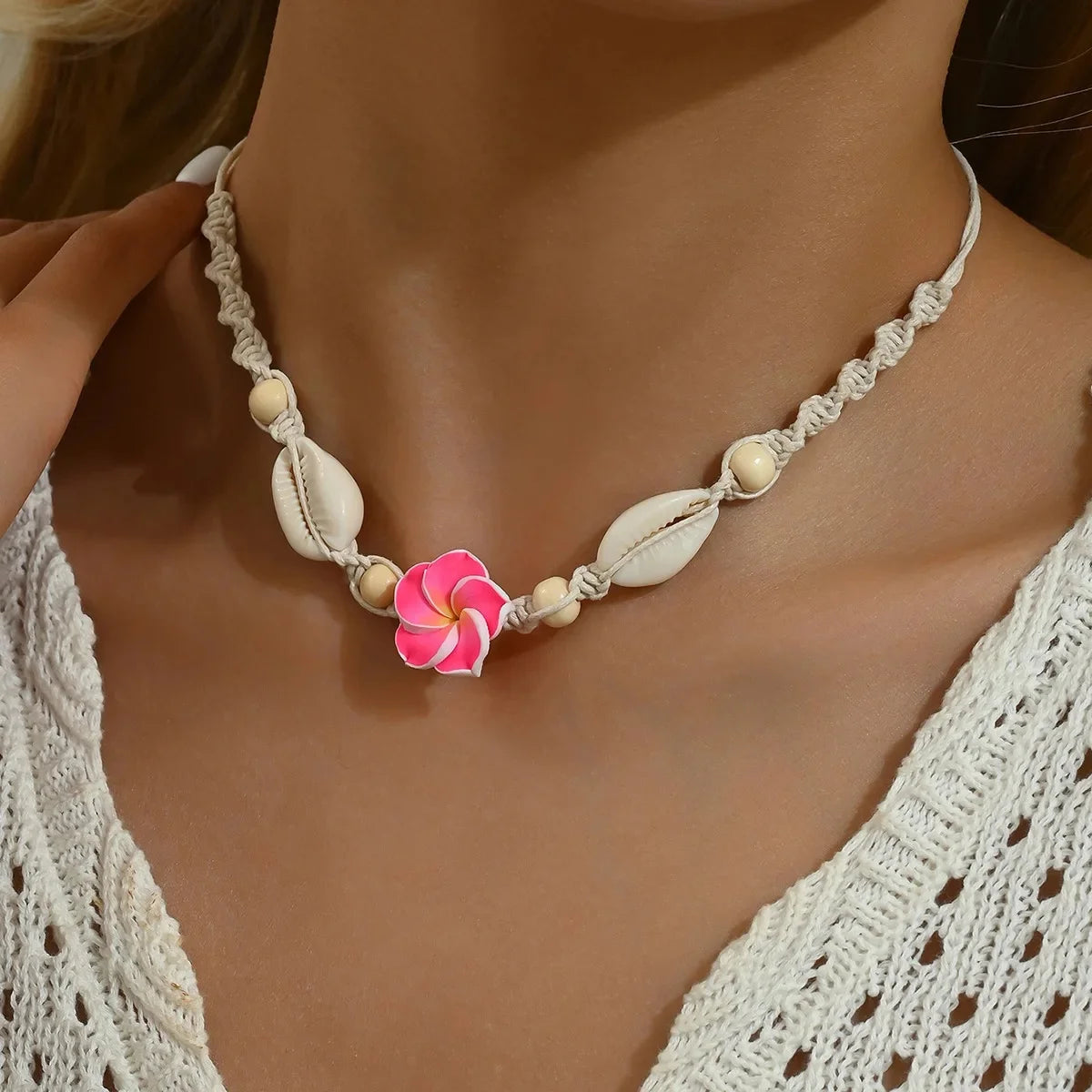 Mehrfarbiges handgewebtes Muschelarmband-Halsketten-Set im Strandurlaubsstil, weicher Keramikschmuck mit böhmischem Ei-Blumen-Design