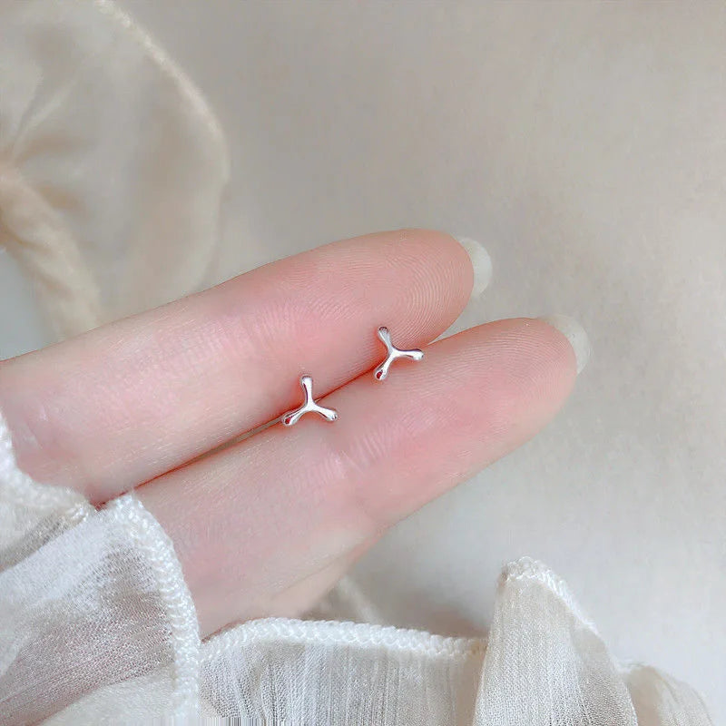 Silberfarbene, einfache kleine Schmetterlings-Ohrstecker für Damen, 925er Silbernadeln, hypoallergen, für den täglichen Gebrauch, Ohrpiercing-Schmuck