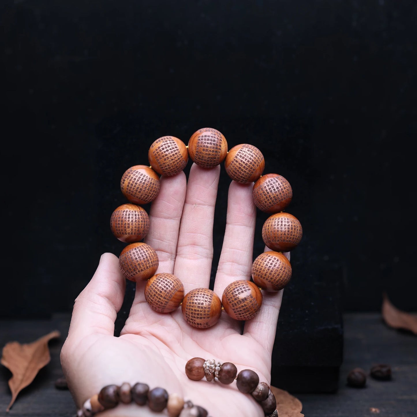 Tibetisch-buddhistisches Armband. 20 mm große Rosenkranzperlen aus massivem Holz für Herren