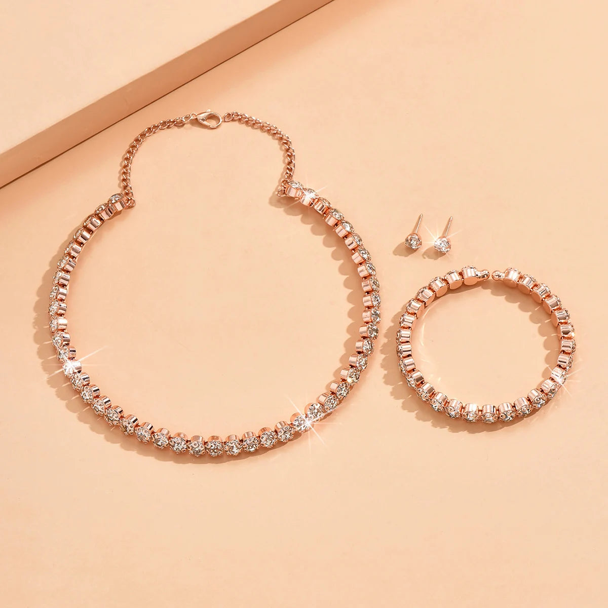 4 modische und minimalist ische Damen halsketten mit Ohrringen, Armbändern, Schmucks ets, Bankett-und Party accessoires