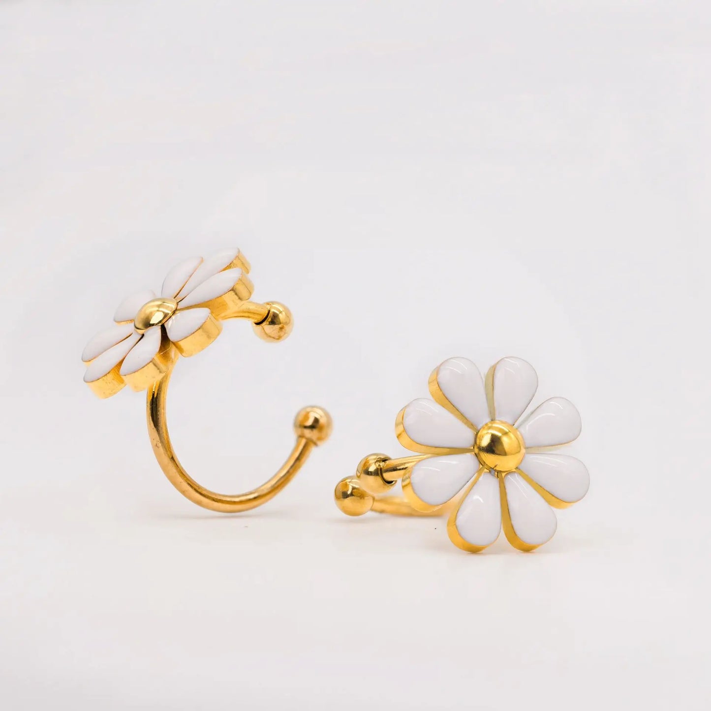 2 Farben Sommer Edelstahl 18 Karat vergoldet niedliche Emaille Gänseblümchen Ohr Knochen Clips Frauen Clip Ohrringe nie verblassen Schmuck