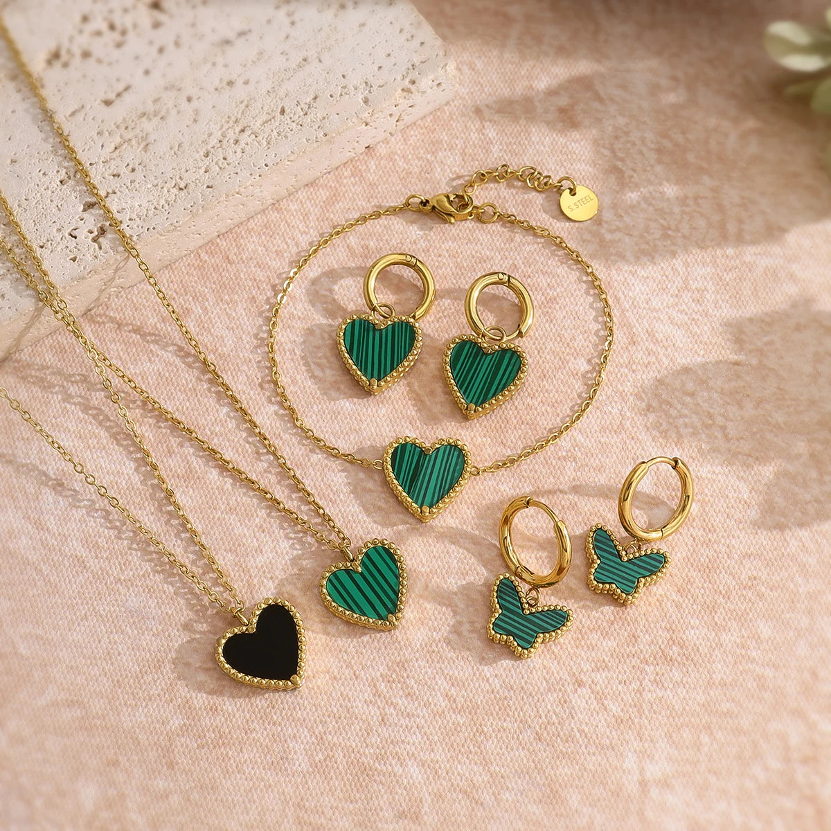 WILD & FREE Herz-Charm-Edelstahl-Armband, Halskette, Ohrringe für Damen, 18 Karat vergoldet, elegantes Vintage-Schmuckset
