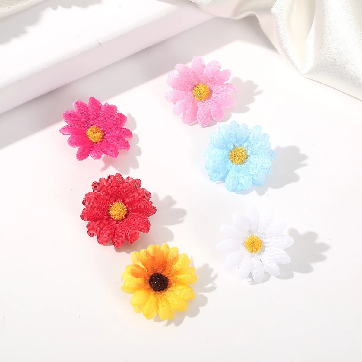 AWAYTR 6 Stück Sonnenblumen-Haarspangen, seitlicher Pony-Clip, niedliche Gänseblümchen, kleine Blumen-Haarnadeln, Entenschnabel-Haarnadel, Damen-Haar-Accessoires