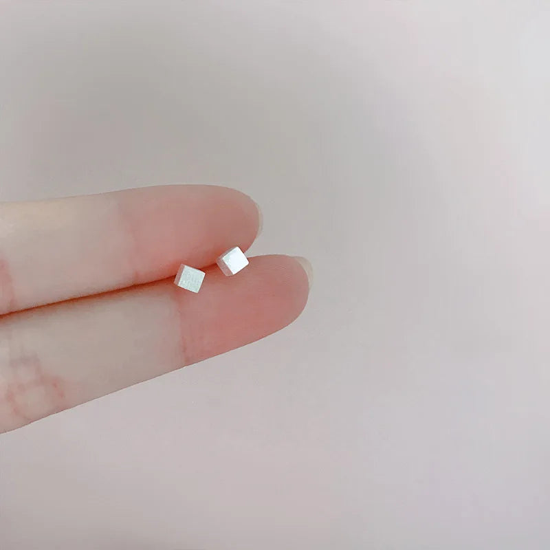 Silberfarbene, einfache kleine Schmetterlings-Ohrstecker für Damen, 925er Silbernadeln, hypoallergen, für den täglichen Gebrauch, Ohrpiercing-Schmuck