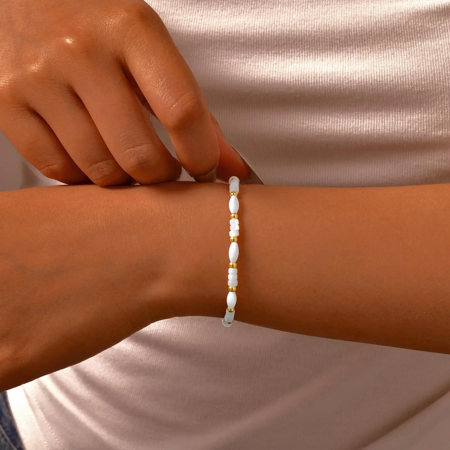 Weißes Muschelperlen-Armband für Damen, goldfarbene Edelstahlarmbänder, wasserdichtes Charm-Schmuckgeschenk