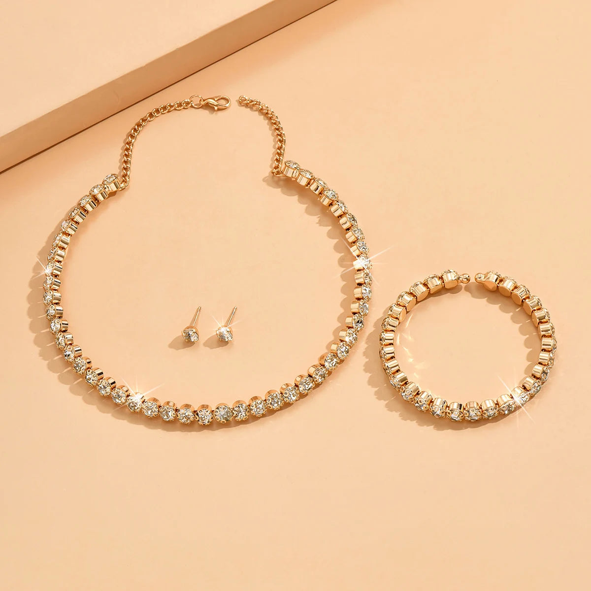 4 modische und minimalist ische Damen halsketten mit Ohrringen, Armbändern, Schmucks ets, Bankett-und Party accessoires