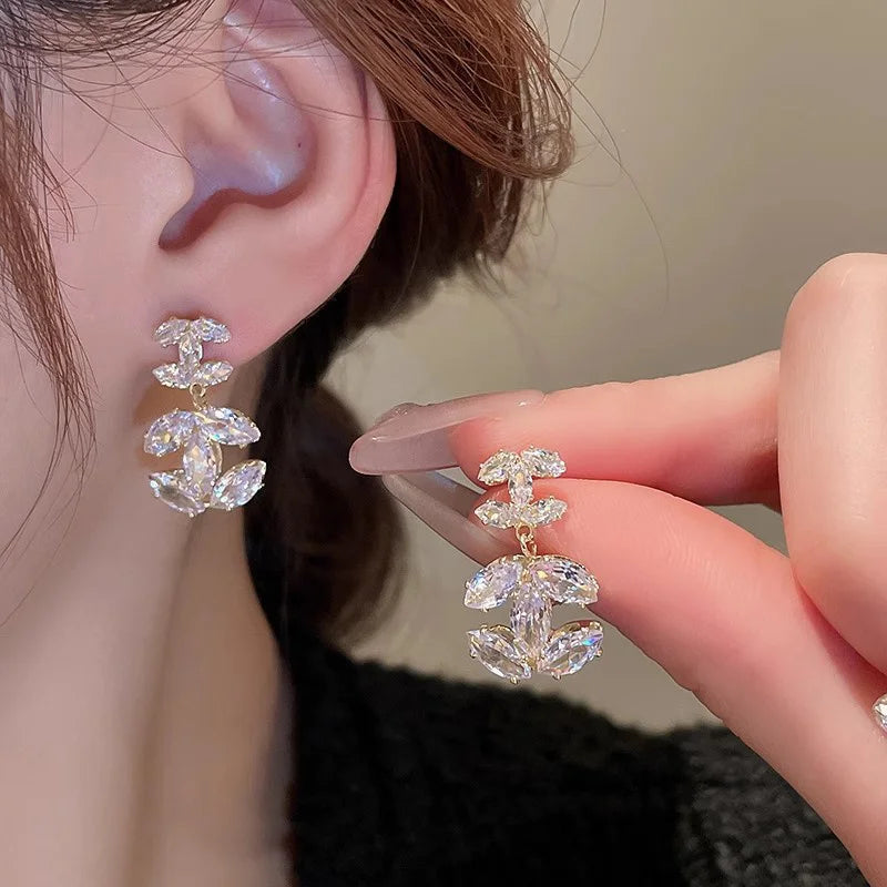 1 Paar 2024 Mode Advanced Sense glänzende Buchstaben Ohrringe für Frauen Mädchen minimalist ische vielseitige Ohrringe Schmuck Accessoires Geschenke