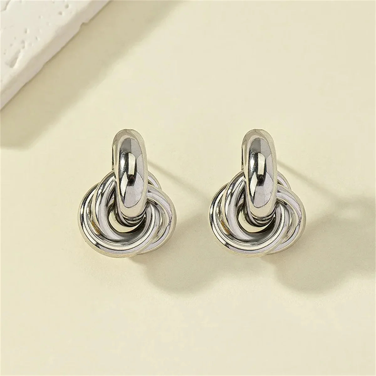 2 Stück trendige Edelstahl-Knoten-Creolen in Goldfarbe für Frauen, glänzender süßer Tragus-Knorpel-Ohrstecker, geeignet für Freundin