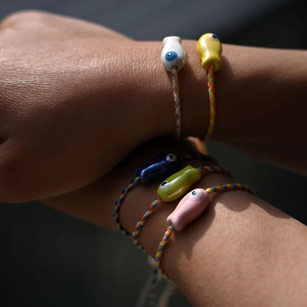 Böhmisches Keramik-Armband mit kleinem Fisch – mehrfarbiger Zugschnur, verstellbar, trendige Knöchel-/Handgelenkkette, süßer Damen-Festival-Schmuck