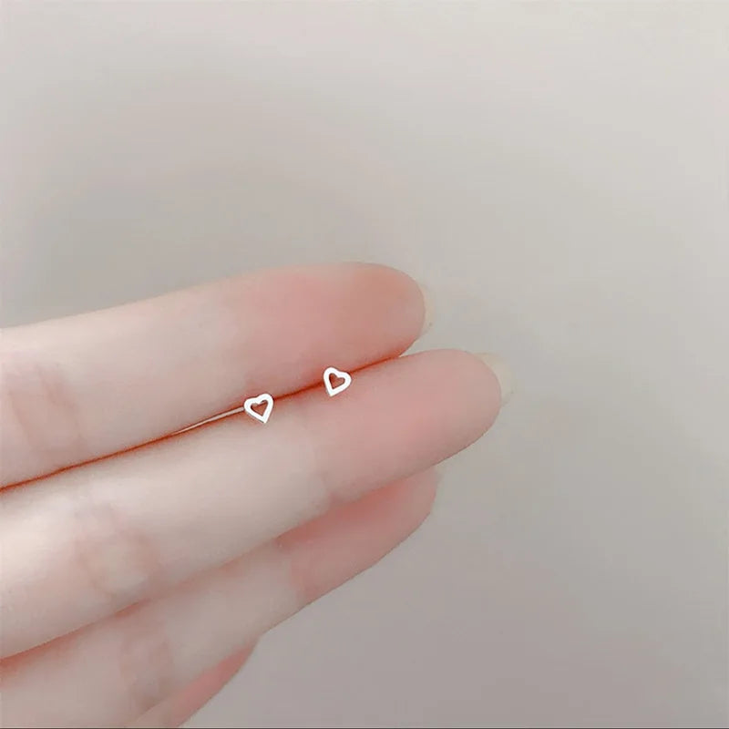 Silberfarbene, einfache kleine Schmetterlings-Ohrstecker für Damen, 925er Silbernadeln, hypoallergen, für den täglichen Gebrauch, Ohrpiercing-Schmuck