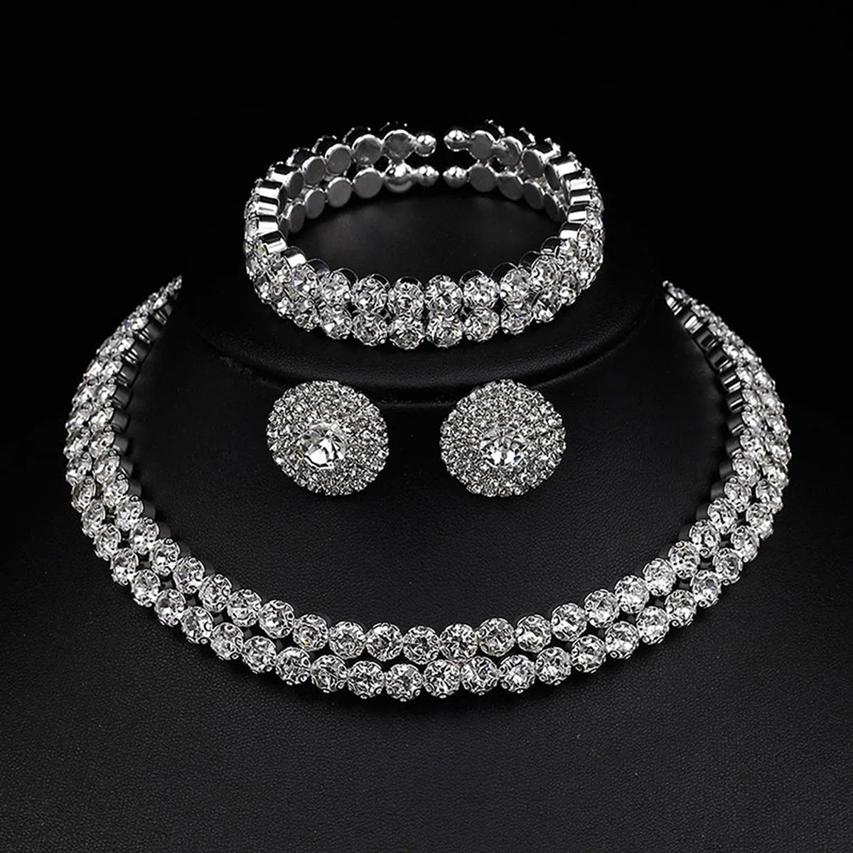 4 modische und minimalist ische Damen halsketten mit Ohrringen, Armbändern, Schmucks ets, Bankett-und Party accessoires