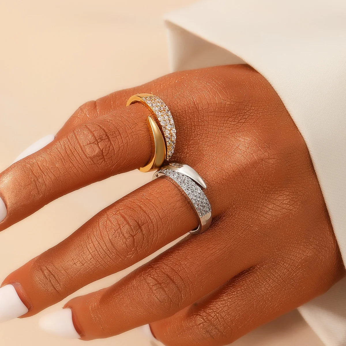 Neue Mode Edelstahl 18K vergoldet Sonnenringe für Frauen Strass eingelegt in hohlen Metallstruktur Ring trendiger Schmuck