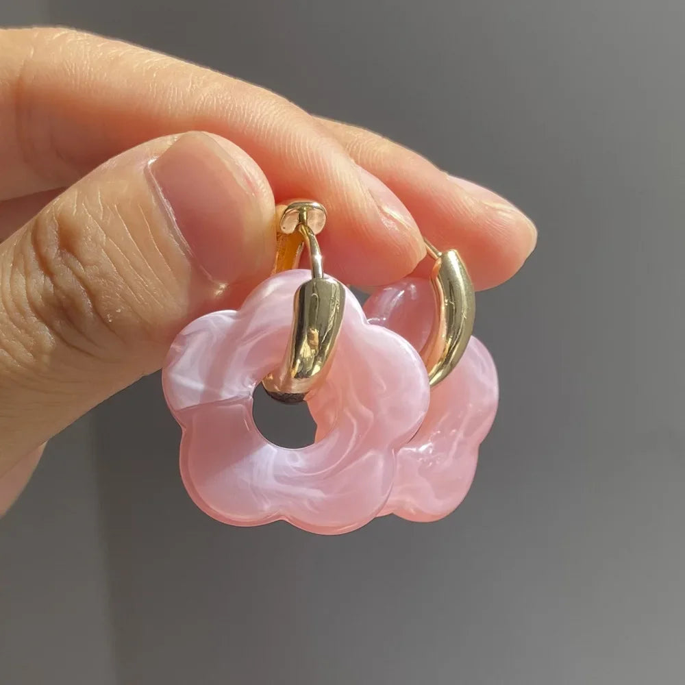 Bunte Blume Harz Acryl Charms Ohrring Gold Farbe Kreis Ohr Schnalle Creolen Modeschmuck für Frauen