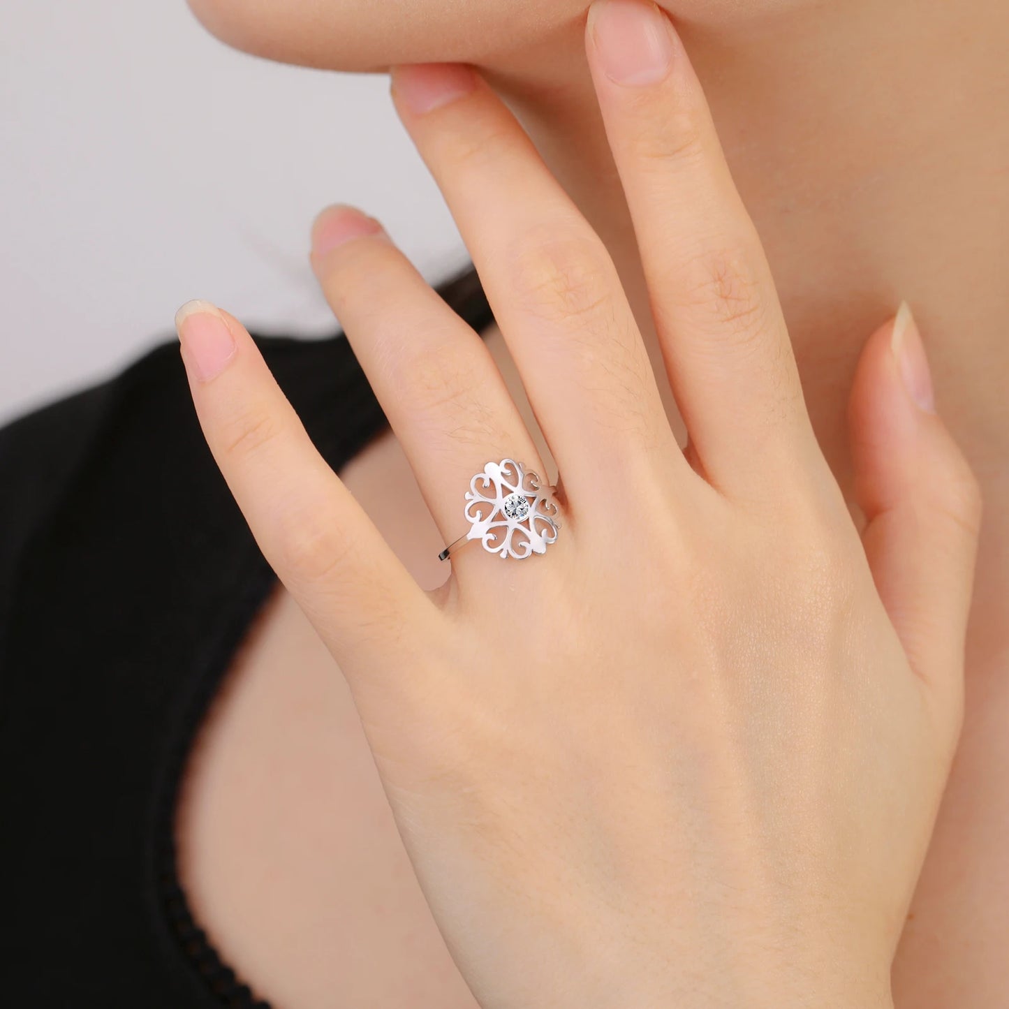 Skyrim Edelstahl-Blumenring mit klarem Zirkon, Damenringe, Ehering, böhmischer Schmuck, Jahrestagsgeschenk, Großhandel