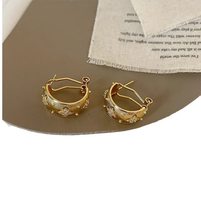 Luxuriöse Zirkonia Stern Flamme Ohrringe für Frauen Vintage Modisches Design Sinnvolle Elegante Vielseitige Creolen Schmuck